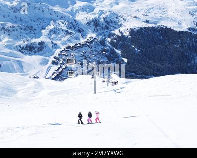 3 Personen halten auf der Piste in Meribel, Savoie, Frankreich. Stockfoto