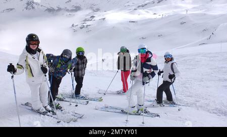 Eine Gruppe von Skifahrern posiert auf der Piste über Orelle in den 3 Tälern Stockfoto