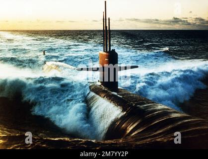 Ein Steuerbord-Bugblick des nuklearbetriebenen Angriffs-U-Boots der USS-STADT CORPUS (SSN-705) der Los Angeles-Klasse. Land: Atlantik (AOC) Stockfoto