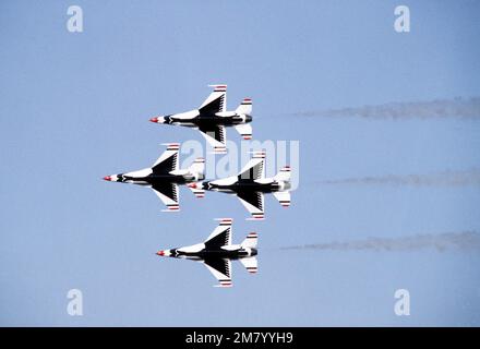 Eine Sicht vom Boden aus auf die Luft von vier USAF Thunderbird F-16, die Falcons in einer Diamantenformation bekämpfen. Die Thunderbirds machen ihren ersten Demonstrationsflug vor ihrem Heimatstützpunkt in Nellis Air Force, Basis, Nevada, da sie mit dem F-16-Flugzeug ausgerüstet wurden. Basis: Luftwaffenstützpunkt Sheppard Bundesstaat: Texas (TX) Land: Vereinigte Staaten von Amerika (USA) Stockfoto