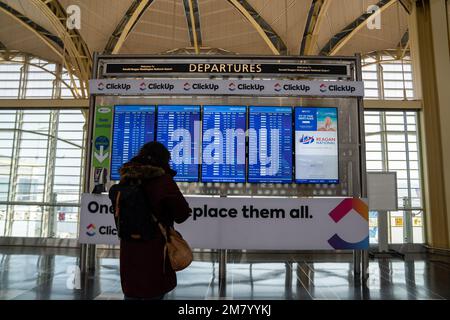 Washington, USA. 11. Januar 2023. Am 11. Januar 2023 wird ein Passagier am Ronald Reagan Washington National Airport in Arlington, Virginia, USA, gesehen. Die Federal Aviation Administration (FAA) sagte, dass sie am Mittwochmorgen den Bodenstop hebt, da der normale Flugverkehr in den USA nach einem Systemausfall allmählich wieder aufgenommen wird. Die FAA, die alle Aspekte der Zivilluftfahrt im Land regelt, schrieb in ihrer letzten Aktualisierung, dass sie sich weiterhin mit der Ursache des ursprünglichen Problems befasst. Kredit: Liu Jie/Xinhua/Alamy Live News Stockfoto