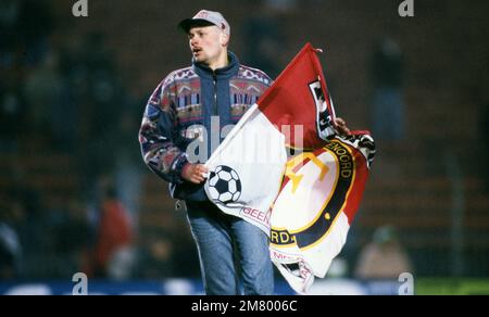 Gladbach, Deutschland. 28. September 2022. firo: 07.03.1996 Fußball: Archivieren von Fotos, Archivieren von Fotos, Archivieren von Fotos, Archiven, Europapokal, Pokalsieger, Viertelfinale, Staffel 1995/1996 95/96 Borussia Monchengladbach Gladbach - Feyenoord Rotterdam 2:2 Fan Rotterdam Gutschrift: dpa/Alamy Live News Stockfoto