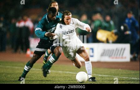 Gladbach, Deutschland. 28. September 2022. firo: 07.03.1996 Fußball: Archivieren von Fotos, Archivieren von Fotos, Archivieren von Fotos, Archivieren von Fotos, Archivieren des Europapokals, pokalsieger, Viertelfinale Saison 1995/1996 95/96 Borussia Monchengladbach Gladbach - Feyenoord Rotterdam 2:2 Duelle, Michael Sternkopf Credit: dpa/Alamy Live News Stockfoto