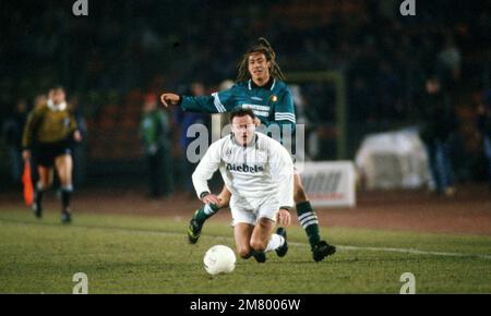 Gladbach, Deutschland. 28. September 2022. firo: 07.03.1996 Fußball: Archivieren von Fotos, Archivieren von Fotos, Archivieren von Fotos, Archivieren von Fotos, Archivieren des Europapokals, pokalsieger, Viertelfinale Saison 1995/1996 95/96 Borussia Monchengladbach Gladbach - Feyenoord Rotterdam 2:2 Duelle, Jorg Neun gegen Henrik Larsson Credit: dpa/Alamy Live News Stockfoto