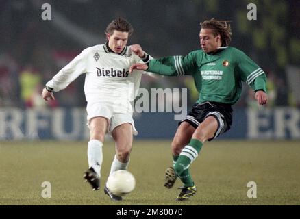 Gladbach, Deutschland. 28. September 2022. firo: 07.03.1996 Fußball: Archivieren von Fotos, Archivieren von Fotos, Archivieren von Fotos, Archivieren von Fotos, Archivieren des Europapokals, pokalsieger, Viertelfinale Staffel 1995/1996 95/96 Borussia Monchengladbach Gladbach - Feyenoord Rotterdam 2:2 Duelle von Thomas Kastenmaier gegen Henrik Larsson Credit: dpa/Alamy Live News Stockfoto