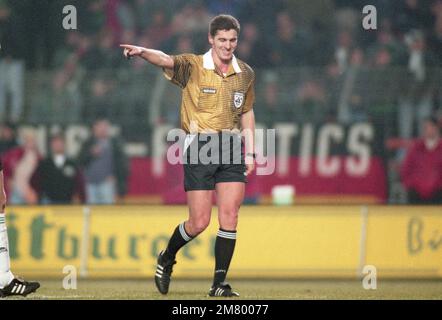 Gladbach, Deutschland. 28. September 2022. firo: 07.03.1996 Fußball: Archivieren von Fotos, Archivieren von Fotos, Archivieren von Fotos, Archivieren von Fotos, Archivieren des Europapokals, pokalsieger, Viertelfinale Staffel 1995/1996 95/96 Borussia Monchengladbach Gladbach - Feyenoord Rotterdam 2:2 Schiedsrichter László Vagner (Ungarn) Guthaben: dpa/Alamy Live News Stockfoto