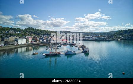 Blick auf Oban Bay, Oban, Argyll Scotland mit Blick auf Pontons, McCaigs Tower und Oban Stadtzentrum. Stockfoto