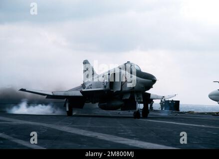 Eine rechte Vorderansicht eines Flugzeugs des RF-4B Phantom II, wenn es während der CINCPAC-Übung FLEETEX '83 auf dem Cockpit des Flugzeugträgers USS MIDWAY (CV 41) auftrifft. Die US-Marine, die Luftwaffe, die Küstenwache und die kanadische Marine nehmen an der Übung in der Nähe der Aleuten-Inseln von Alaska Teil. Betreff Betrieb/Serie: FLEETEX '83 Basis: USS Midway (CV 41) Land: Nordpazifik Stockfoto