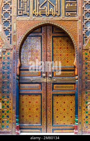 Farbenfrohe, wunderschöne Holztür im arabischen Stil, Fez, Marokko, Nordafrika Stockfoto