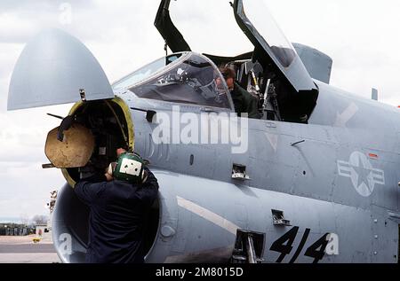 Ein Bodenpersonal führt Wartungsarbeiten an der Radaranlage APQ-126 durch, die sich in der Nase eines A-7 Corsair II-Flugzeugs von Carrier Air Wing 6 (CVW-6) befindet. Basis: Marine Air Station, Fallon Staat: Nevada (NV) Land: Vereinigte Staaten von Amerika (USA) Stockfoto