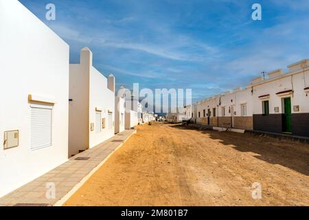 Sandige Straßen und weiße Häuser in Caleta del Sebo, La Graciosa, Kanarische Inseln Stockfoto