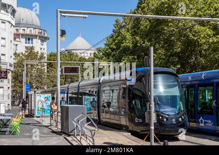 STRASSENBAHN AM BAHNHOF MOULARES HOTEL DE VILLE, AVENUE DU PIREE, MONTPELLIER, HERAULT, OCCITANIE, FRANKREICH Stockfoto