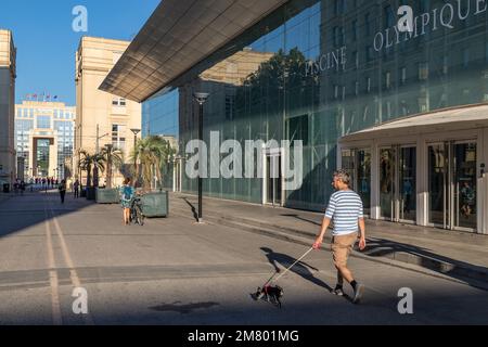 FUSSWEG VOR DEM ANGELOTTI-SCHWIMMBAD IN OLYMPIAGRÖSSE, PLACE DE THESSALIE, MONTPELLIER, HERAULT, OCCITANIE, FRANKREICH Stockfoto