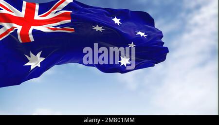 Die australische Nationalflagge winkt im Wind an klaren Tagen. Blaue Flagge mit Union Jack, weißer 5-zackiger Stern symbolisiert Southern Cross. Geriffelter Stoff. Stockfoto