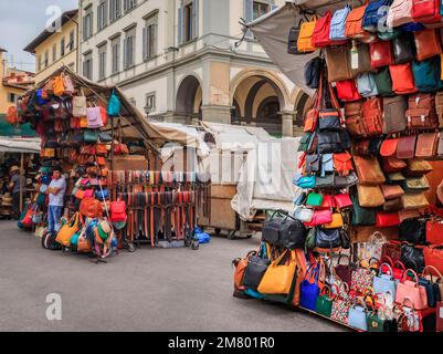 Florenz, Italien - 03. Juni 2022: Farbenfrohe Lederwaren, Taschen, Rucksäcke und Gürtel werden in einem Straßenladen auf dem Central Market Mercato Centrale ausgestellt Stockfoto