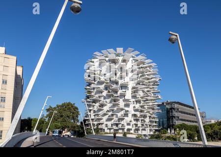 MODERNES GEBÄUDE DAS ARBRE BLANC, DIE ARCHITEKTEN SOO FOUJIMOTO, NICOLAS LAISNE UND MANAL RACHDI, DAS 2019 ZUM SCHÖNSTEN WOHNGEBÄUDE DER WELT GEWÄHLT WURDE, PLACE CHRISTOPHE COLOMB, MONTPELLIER, HERAULT, OCCITANIE, FRANKREICH Stockfoto