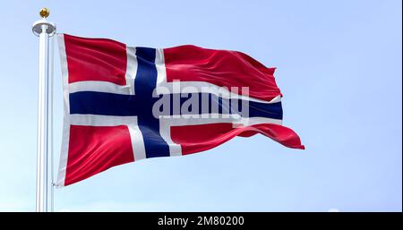 Die norwegische Nationalflagge winkt im Wind an klaren Tagen. Rotes Feld mit blauem Kreuz und weißer Umrandung. Realistische 3D-Darstellung. Gewellte Textilien Stockfoto