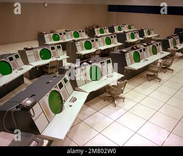 Die Schaltwarte des kürzlich fertiggestellten Regional Operations Control Center (ROCC). Der ROCC, der der Kontrolle der 24. Air Division/North American Air Defense Command (NORAD) Region untersteht, wurde im Sommer von Hancock Field, Syracuse, New York, nach Griffiss verlegt. Stützpunkt: Luftwaffenstützpunkt Griffiss Bundesstaat: New York (NY) Land: Vereinigte Staaten von Amerika (USA) Stockfoto