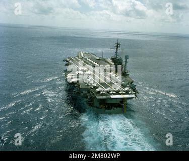 Ein Lufthafen-Viertelblick des Flugzeugträgers USS AMERICA (CV-66) im Gange. Land: Indischer Ozean (IOC) Stockfoto