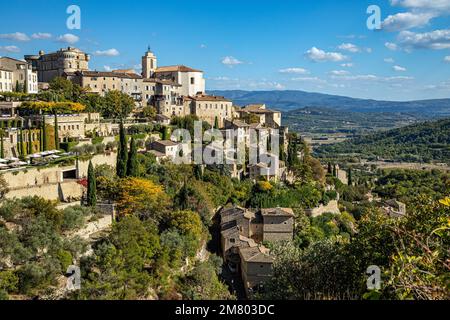 AUF EINEM HÜGEL GELEGENES DORF GORDES, DAS ALS SCHÖNSTES DORF FRANKREICHS BEZEICHNET WIRD, REGIONALER NATURPARK DES LUBERON, VAUCLUSE (84), FRANKREICH Stockfoto