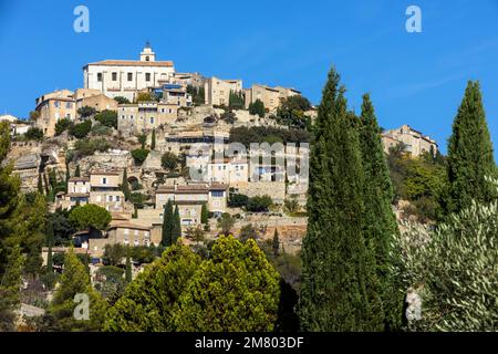 AUF EINEM HÜGEL GELEGENES DORF GORDES, DAS ALS SCHÖNSTES DORF FRANKREICHS BEZEICHNET WIRD, REGIONALER NATURPARK DES LUBERON, VAUCLUSE (84), FRANKREICH Stockfoto