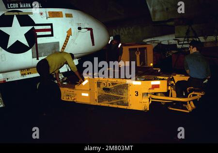 Ein Besatzungsmitglied auf dem Hangardeck setzt einen SD-1D-Spähwagen ein Wikingerflugzeug S-3A auf das Hangardeck des nuklearbetriebenen Flugzeugträgers USS DWIGHT D. EISENHOWER (CVN 69). Basis: USS Dwight D Eisenhower (CVN 69) Land: Mittelmeer (MED) Stockfoto