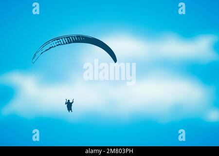 Paragliding-Abenteuer-Gleitschirmfliegen am blauen, wolkigen Himmel Stock Vektor