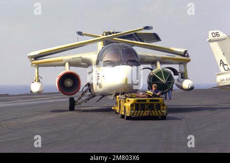 Ein MD-3A Schlepper zieht ein Air Anti-U-Boot-Geschwader 31 (VS-31) S-3A Viking über das Cockpit des nuklearbetriebenen Flugzeugträgers USS DWIGHT D. EISENHOWER (CVN-69). Land: Mittelmeer (MED) Stockfoto