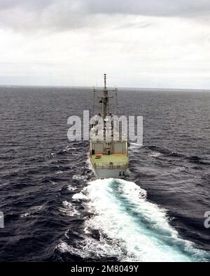 Eine strenge Sicht auf die im Gange befindliche Fregatte USS WADSWORTH (FFG 9). Land: Unbekannt Stockfoto