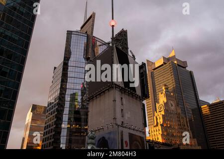 Der Times Square wurde vom Dach des Knickerbocker Hotels in Midtown Manhattan, New York, USA, eingefangen Stockfoto