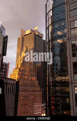 Der Times Square wurde vom Dach des Knickerbocker Hotels in Midtown Manhattan, New York, USA, eingefangen Stockfoto