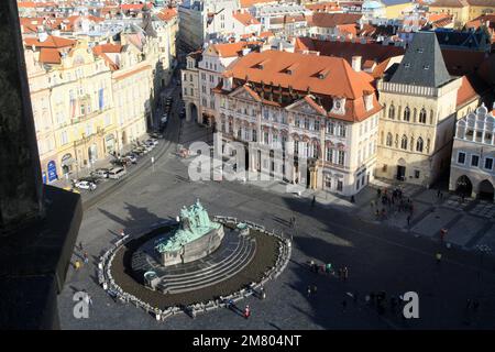 Mémorial du prédicateur Jan Hus et son auditoire sur la Place de la Vieille Ville. Prag. Jan-hus-Denkmal auf dem Altstädter Platz. Prag. Tchéquie. Euro Stockfoto