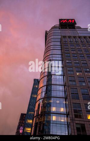 Der Times Square wurde vom Dach des Knickerbocker Hotels in Midtown Manhattan, New York, USA, eingefangen Stockfoto