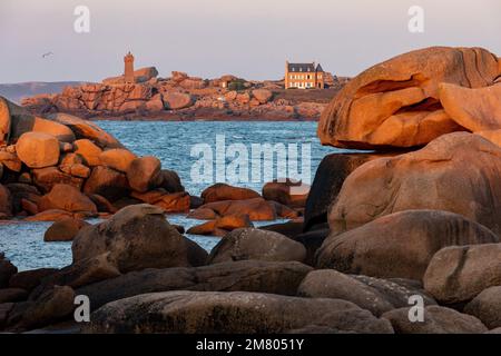 BLICK VON DEN ROSAFARBENEN GRANITFELSEN DES LEUCHTTURMS PLOUMANACH BEI SONNENUNTERGANG, DEN RENOTE ISLAND POINT, TREGASTEL, DIE ROSAFARBENE GRANITKÜSTE, COTES-D’ARMOR, BRITTANY, FRANKREICH Stockfoto