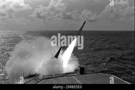 Eine RIM-66 Standard-MR/SM2-Rakete (mittlere Reichweite) wird vom Mark 26-Starter an Bord des von Aegis geführten Raketenkreuzers USS TICONDEROGA (CG-47) gestartet. Land: Unbekannt Stockfoto