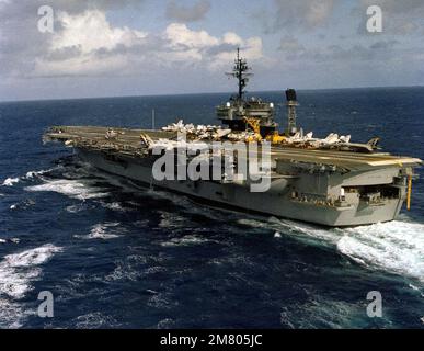 Ein Lufthafen-Viertelblick des Flugzeugträgers USS KITTY HAWK (CV-63) im Gange. Land: Pazifik (POC) Stockfoto