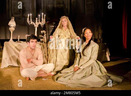 l-r: Tariq Jordan (Pip), Lynn Farleigh (Miss Havisham), Simone James (Estella) in GROSSEN ERWARTUNGEN von Charles Dickens im Watford Palace Theatre, Watford, England 22/02/2011, angepasst von Tanika Gupta eine Koproduktion mit dem Design des English Touring Theatre: Colin Richmond Beleuchtung: Lee Curran Regisseur: Nikolai Foster Stockfoto