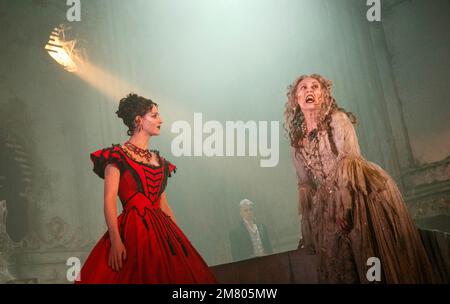 l-r: Grace Rowe (Estella), Paula Wilcox (Miss Havisham) in GROSSEN ERWARTUNGEN von Charles Dickens im Vaudeville Theatre, London WC2 06/02/2013, angepasst von Jo Clifford entwickelt und Regie von Graham McLaren Design: Robin Peoples Kostüme: AnGosney & Graham McLaren Beleuchtung: Kai Fischer Stockfoto