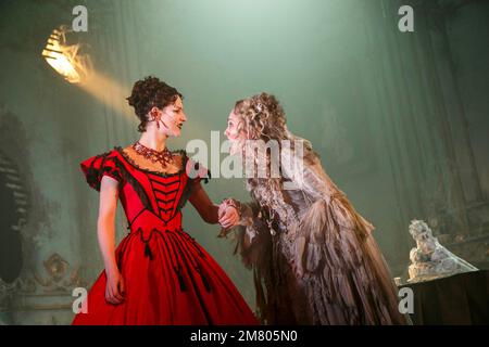 l-r: Grace Rowe (Estella), Paula Wilcox (Miss Havisham) in GROSSEN ERWARTUNGEN von Charles Dickens im Vaudeville Theatre, London WC2 06/02/2013, angepasst von Jo Clifford, konzipiert und Regie von Graham McLaren Design: Robin Peoples Kostüme: AnGosney & Granie McLaren Beleuchtung: Kai Fischer Stockfoto