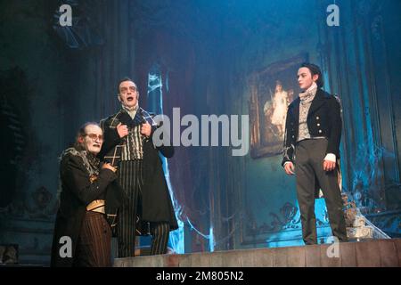 l-r: James Vaughan (Wemmick), Jack Ellis (Jaggers), Taylor Jay-Davies (Young Pip) in GROSSEN ERWARTUNGEN von Charles Dickens im Vaudeville Theatre, London WC2 06/02/2013, angepasst von Jo Clifford, konzipiert und Regie von Graham McLaren Design: Robin Peoples Kostüme: Annie Gosney & Graham McLaren Beleuchtung Stockfoto