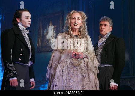 l-r: Taylor Jay-Davies (Young Pip), Paula Wilcox (Miss Havisham), Paul Nivison (Adult Pip) in GROSSEN ERWARTUNGEN von Charles Dickens im Vaudeville Theatre, London WC2 06/02/2013, angepasst von Jo Clifford, konzipiert und Regie von Graham McLaren, Design: Robin Peoples Kostüme: Anham Gosaren & Graai Laren Stockfoto