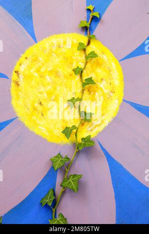 Ivy, die in Waldgebieten in der Nähe von Redcar, North Yorkshire, Großbritannien, entlang einer großen bemalten Holzblume wächst. 02/11/2021 Foto: Stuart Boulton Stockfoto