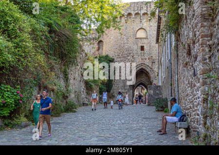 RUE DE PETIT FORT, JERZUAL GATE, STEILE MITTELALTERLICHE STRASSE ZUM HAFEN, DINAN, COTES-D'AMOR, BRETAGNE, FRANKREICH Stockfoto