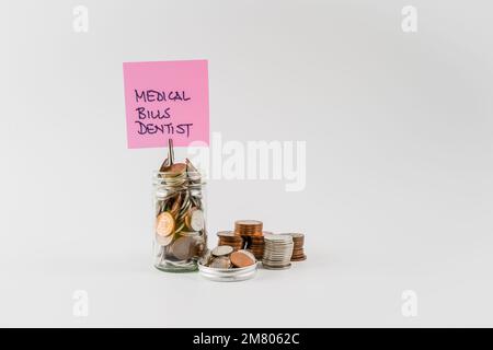 Zahnarzt Medical Bills Sparbudget Fonds JAR-Konzept isoliert auf weißem Hintergrund Stockfoto