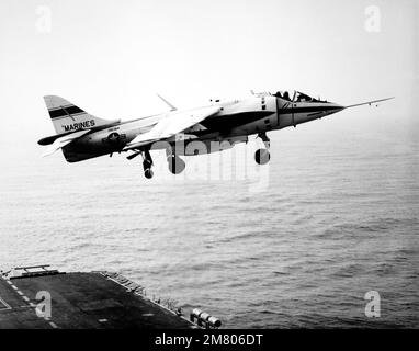 Rechte Seitenansicht eines vertikalen/kurzen Start- und Landeflugzeugs (V/STOL) AV-8C Harrier, unmittelbar nach dem Start von einem Flugzeugträger. Der Harrier, hergestellt von McDonnell-Douglas, Inc., durchläuft derzeit ein Test- und Evaluierungsprogramm. Land: Unbekannt Stockfoto