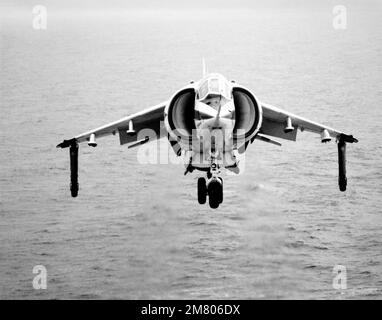 Vorderansicht eines AV-8C Harrier Vertical/Short Start and Landing (V/STOL)-Flugzeugs, das an Bord eines Flugzeugträgers landet. Der Harrier, hergestellt von McDonnell-Douglas, Inc., durchläuft derzeit ein Test- und Evaluierungsprogramm. Land: Unbekannt Stockfoto