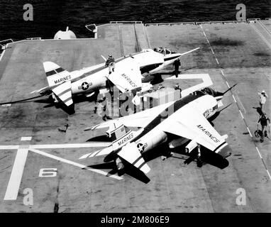Das Cockpit-Personal versorgt ein vertikales/kurzes Starts- und Landungsflugzeug des Marine Corps AV-8C Harrier (V/STOL) für den Flug links. Die AV-8C und die AV-8B, Right, hergestellt von McDonnell-Douglas, Inc., werden vor der Lieferung an das Marine Corps an Land und an Bord getestet. Land: Unbekannt Stockfoto