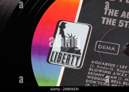 Viersen, Deutschland - November 9. 2022: Nahaufnahme der isolierten Vinylplatte mit dem Logo der Liberty Records Stockfoto