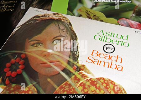 Viersen, Deutschland - November 9. 2022: Nahaufnahme des isolierten Vinylalbums Beach Samba der brasilianischen Sängerin Astrud Gilberto, veröffentlicht 1966 Stockfoto