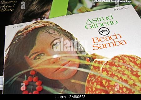 Viersen, Deutschland - November 9. 2022: Nahaufnahme des isolierten Vinylalbums Beach Samba der brasilianischen Sängerin Astrud Gilberto, veröffentlicht 1966 Stockfoto